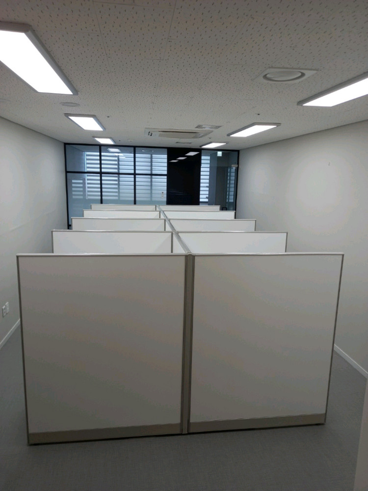 원형탁자 파티션 철재캐비넷 철재옷장 작업탁자 포밍탁자 접이식탁자 책상 의자 서랍 수납장 책장 이미지