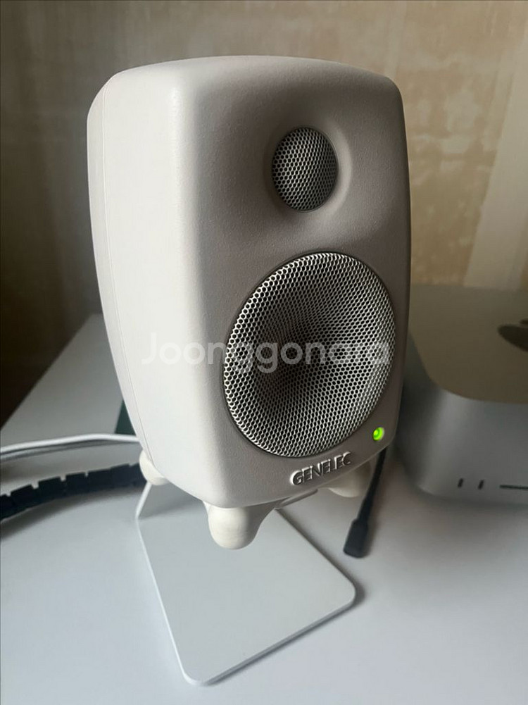 제네렉8010 모니터 스피커 화이트 / 스탠드포함--1