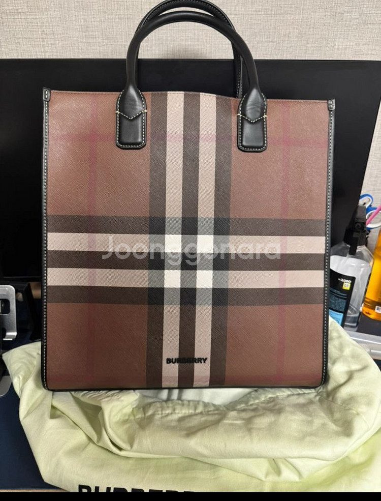 버버리 체크 레더 토트백 8049117 새상품--0