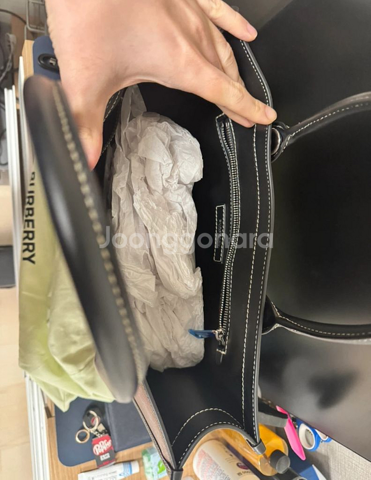 버버리 체크 레더 토트백 8049117 새상품--1