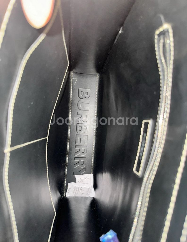 버버리 체크 레더 토트백 8049117 새상품--2