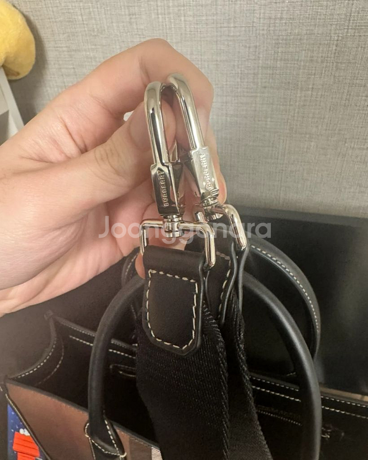 버버리 체크 레더 토트백 8049117 새상품--5