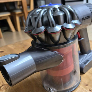 깨끗하게 세척한 다이슨 V6[DC 62] 무선 청소기 본체(방전)