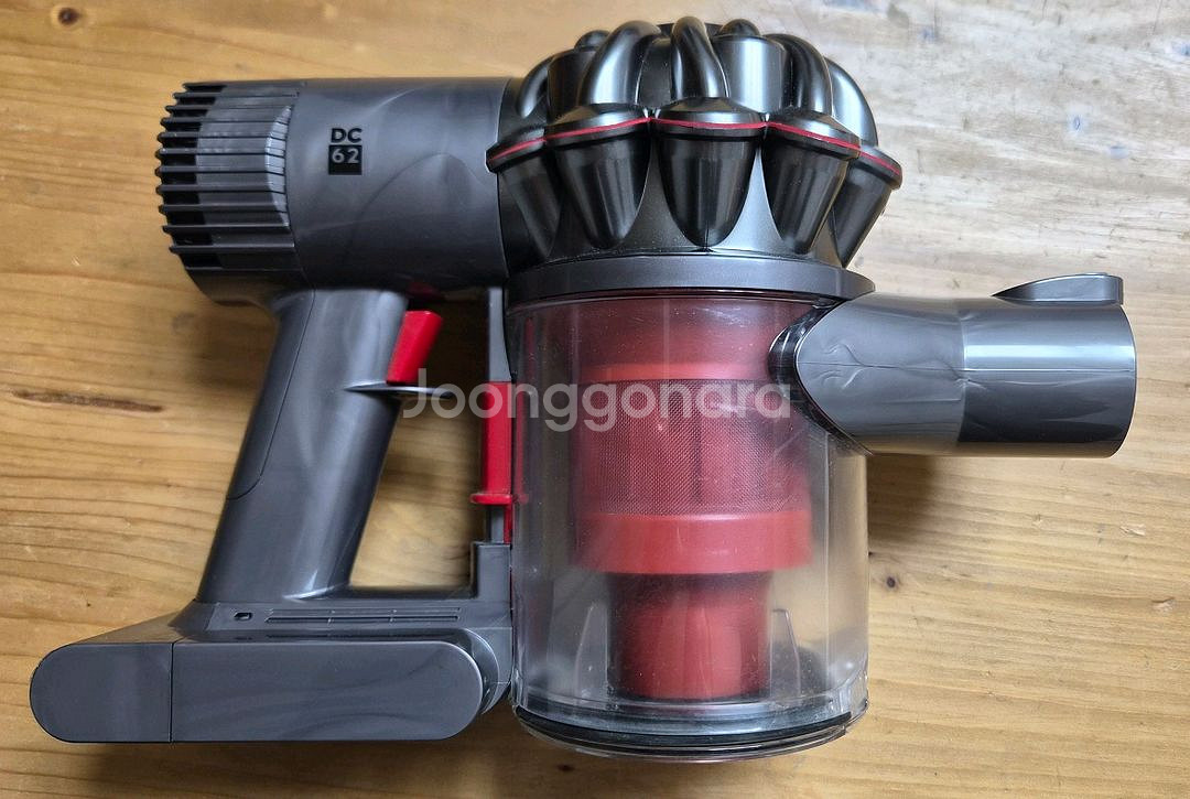 깨끗하게 세척한 다이슨 V6[DC 62] 무선 청소기 본체(방전)--3