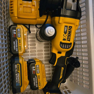 디월트 무선 광택기 세트 판매합니다 배터리3개