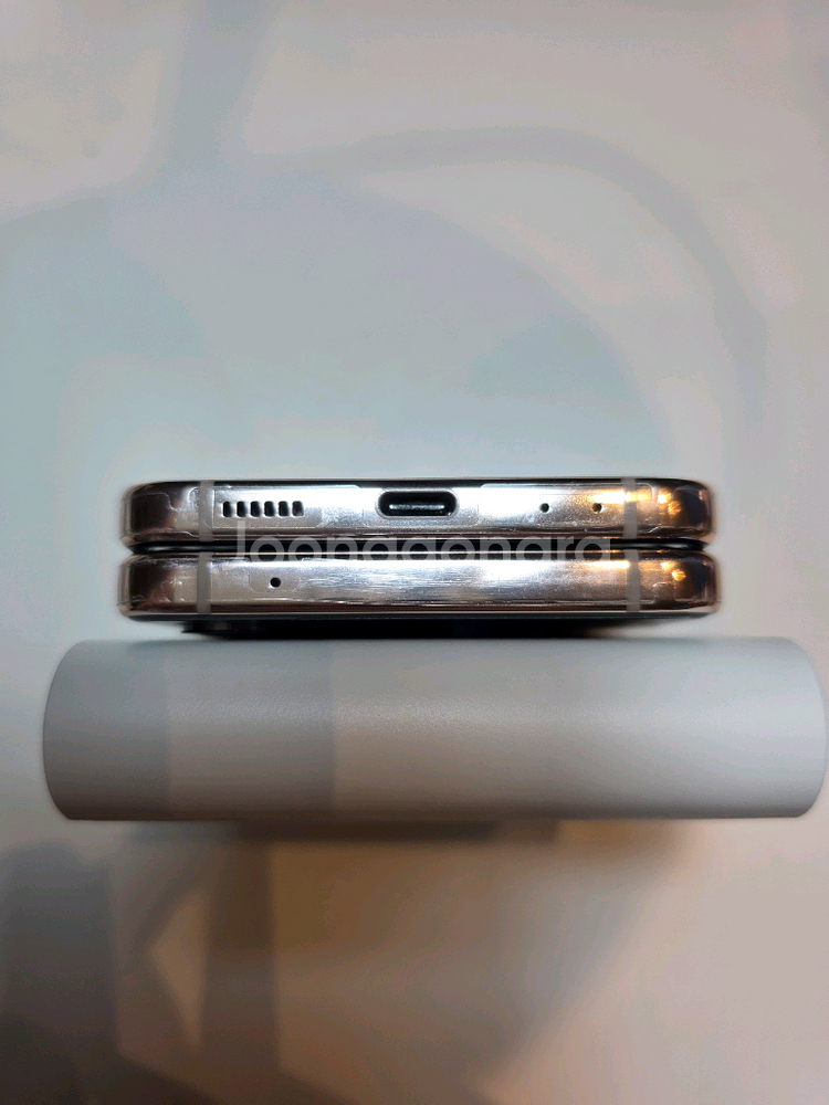 센터판 갤럭시 Z플립4 256GB 골드 판매해요--3