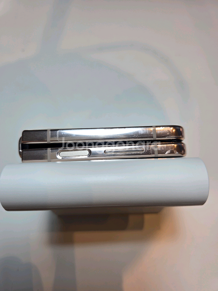 센터판 갤럭시 Z플립4 256GB 골드 판매해요--6