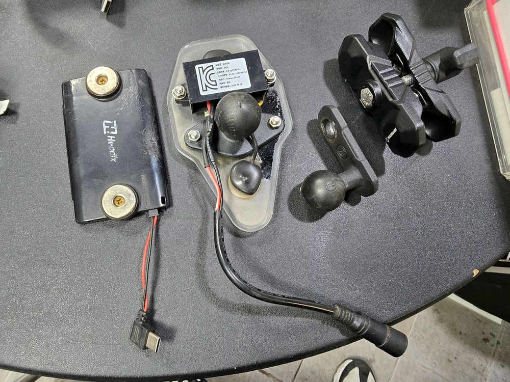 오토바이 자석 충전 거치대 스쿠터 배달 바이크 이미지