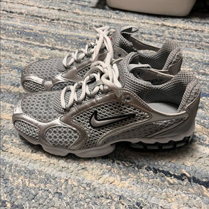 나이키 줌스피리돈 케이지2 메탈릭실버 이미지