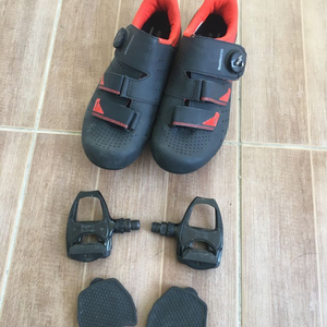 시마노 클릿슈즈와 클릿페달 세트로 팝니다.