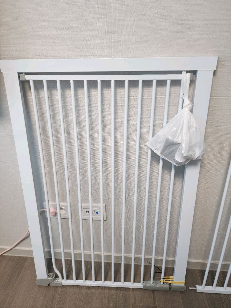 반려견을 위한 안전문(창살문) 이미지