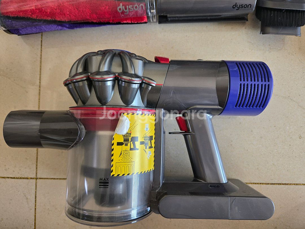 다이슨V8 무선 청소기 판매 합니다.--1