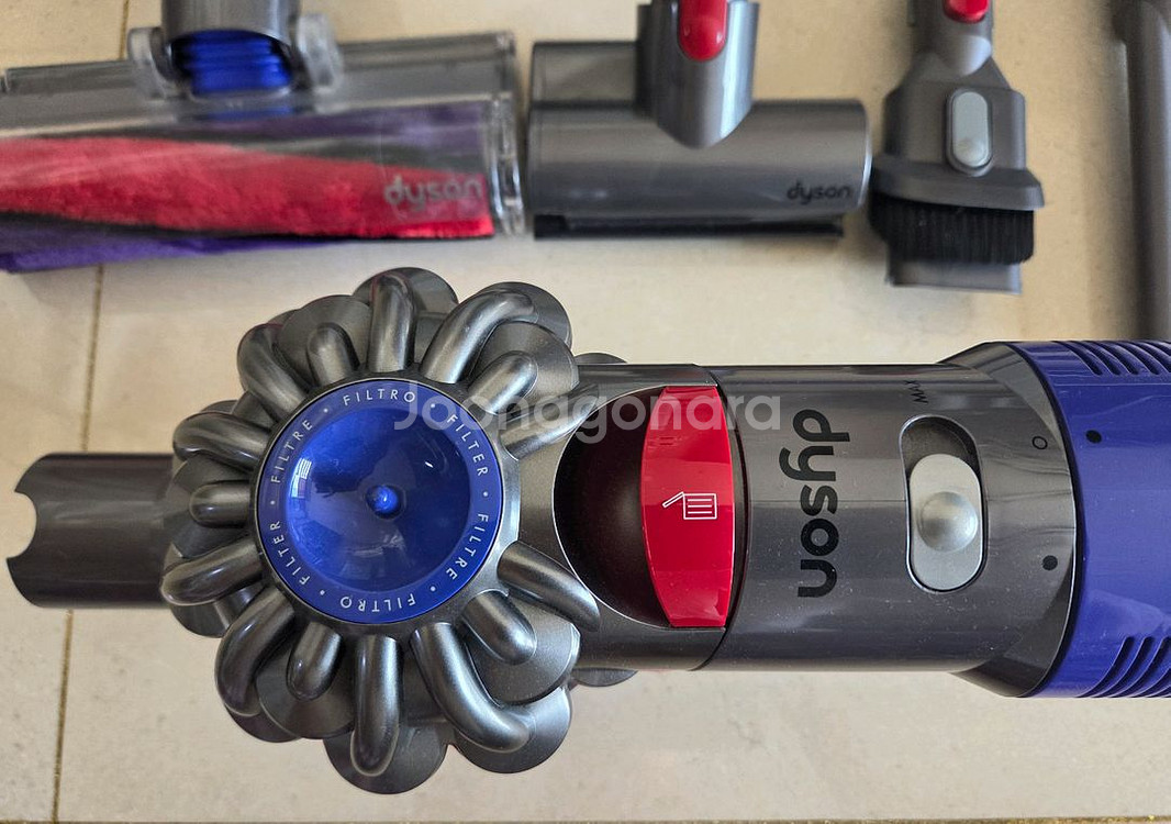 다이슨V8 무선 청소기 판매 합니다.--3