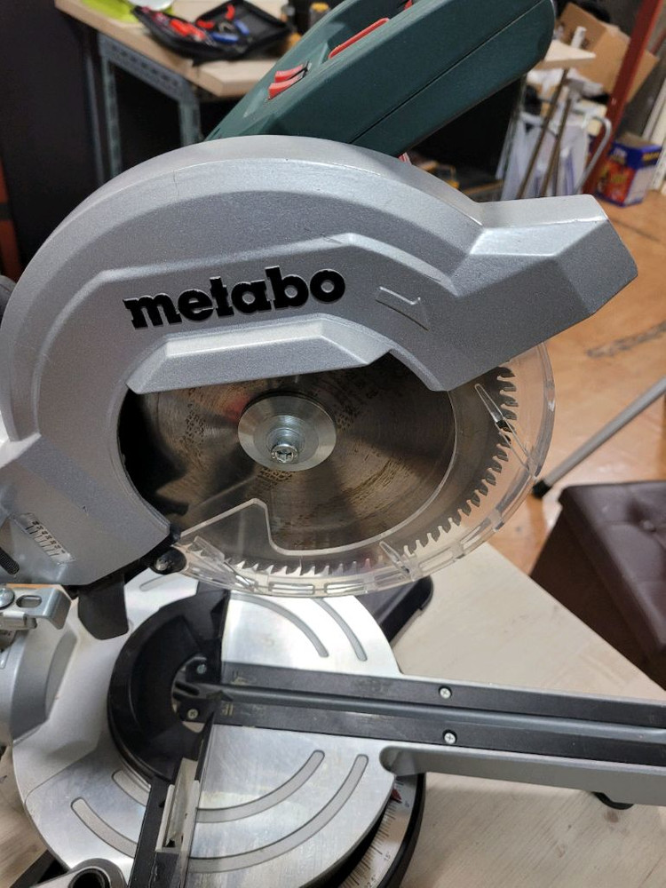 메타보 슬라이딩 각도절단기 KGS 216M 이미지