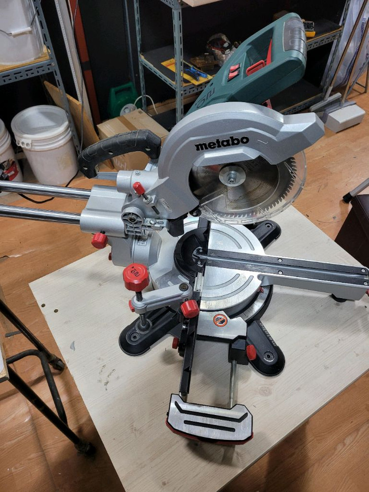 메타보 슬라이딩 각도절단기 KGS 216M 이미지