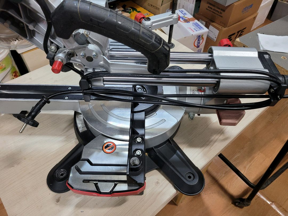 메타보 슬라이딩 각도절단기 KGS 216M 이미지