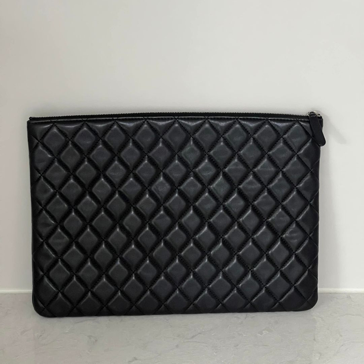 샤넬 클래식 라지 클러치 파우치 램스킨 블랙 은장 A82552--1