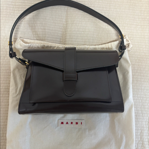 마르니 marni 언더암백 유광 타낫 디렉터 착용