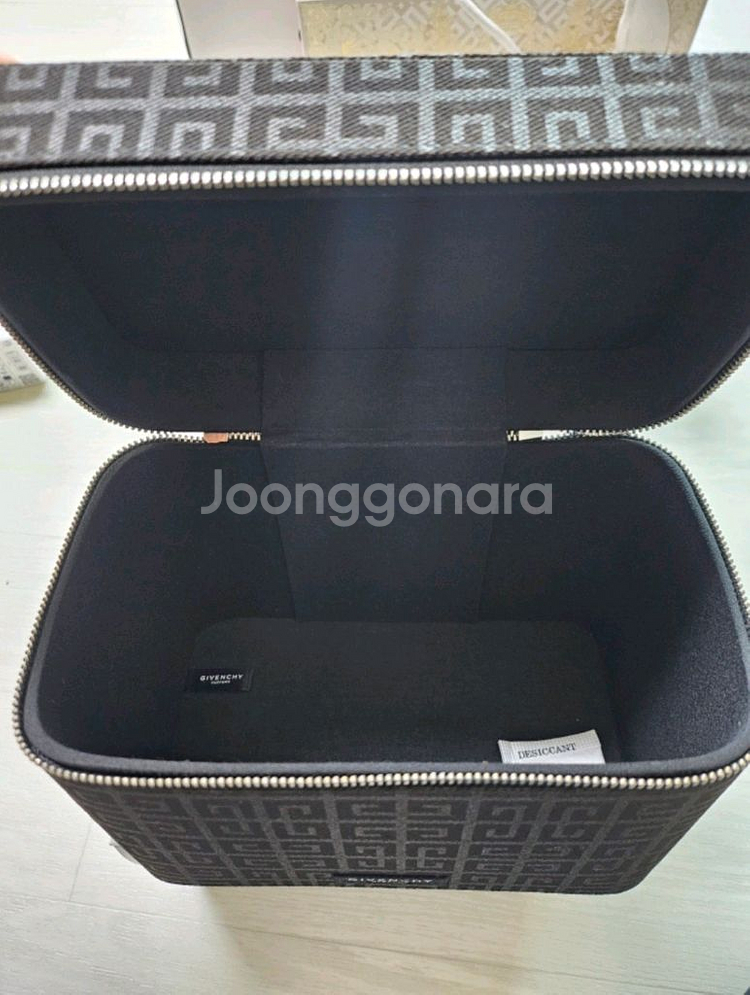 지방시 베니티 (새상품)--1