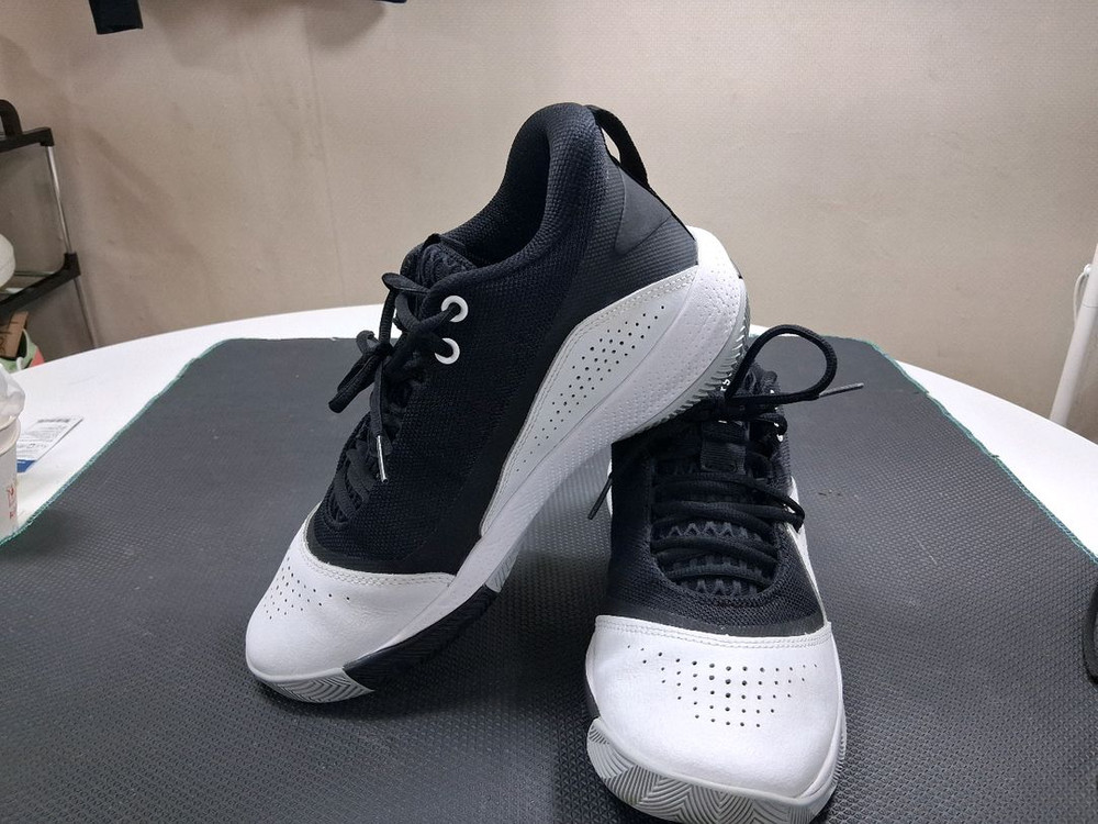 언더아머 SC30 경량가죽농구화 260(정사이즈)--0