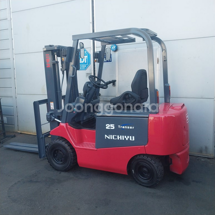 니찌유 전동지게차 2.5톤 자동발 편개식 장착 최상품베터리장착 2014년식--2