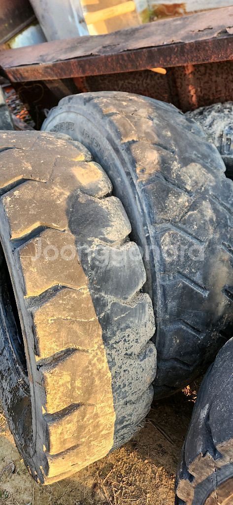 퇴비살포기 퇘비살포기 지게차 장비 타이어 8.25R15 한조 8.25-15 8.25 15--3