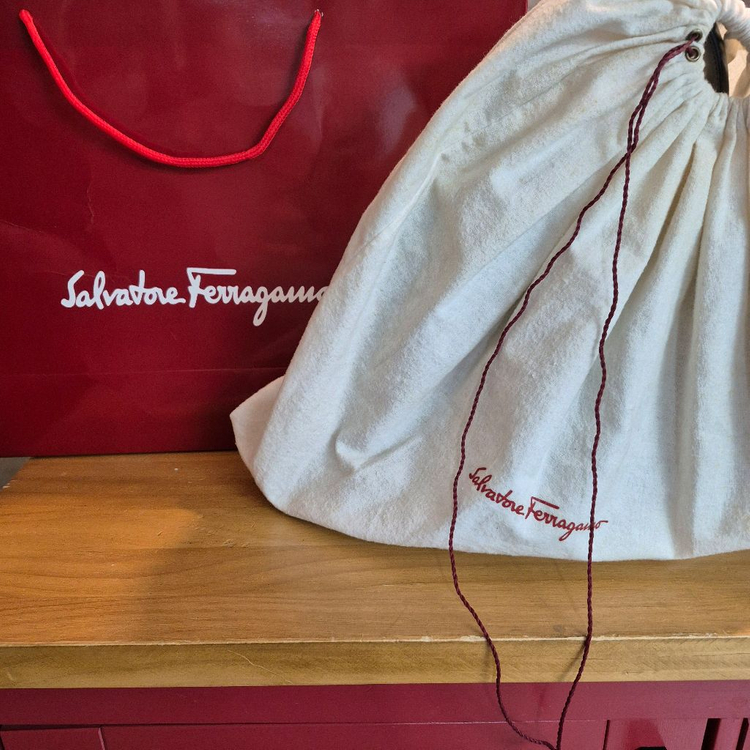 페라가모 캘리백--4