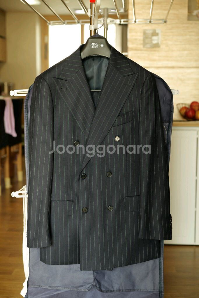 맨온더분 스트라이프 더블 브레스티드 수트 48--0