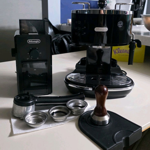 드롱기 커피 머신과 그라인더 세트 이미지