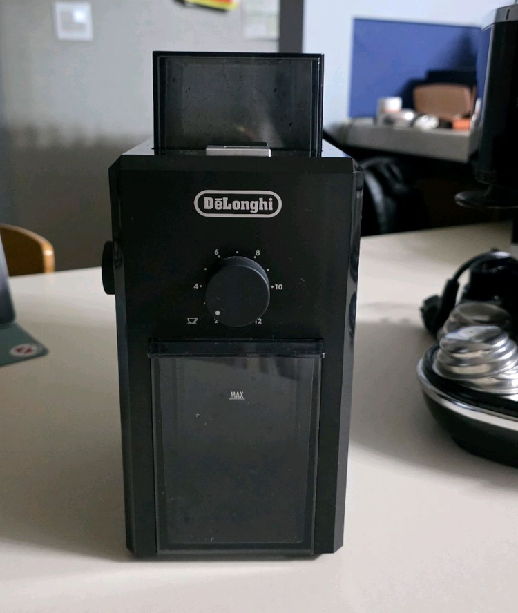 드롱기 커피 머신과 그라인더 세트 이미지