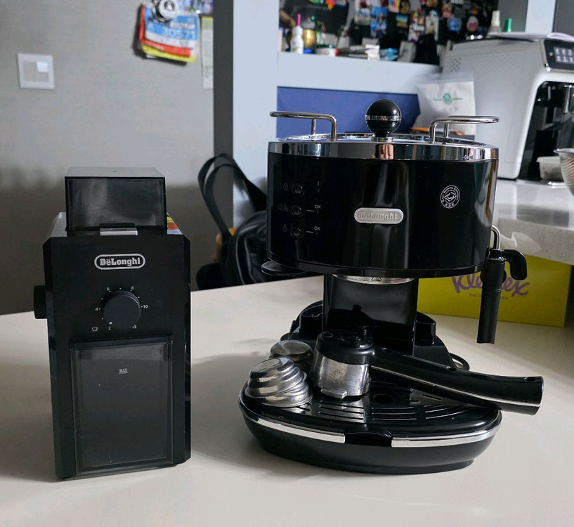 드롱기 커피 머신과 그라인더 세트 이미지
