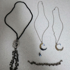 악세사리 목걸이. 팔찌