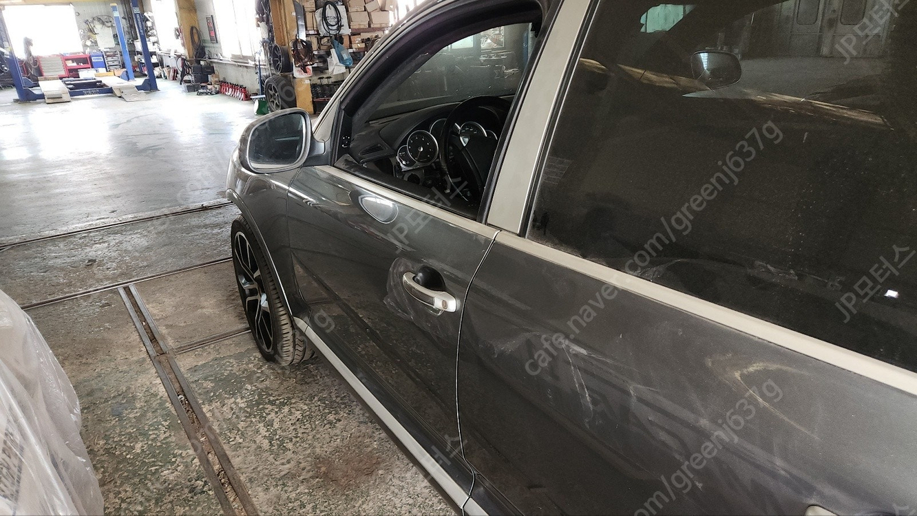 [중고]2005년식 955 카이엔 4.5L V8 운전석 도어 앗세이 판매합니다 (쥐색)--4