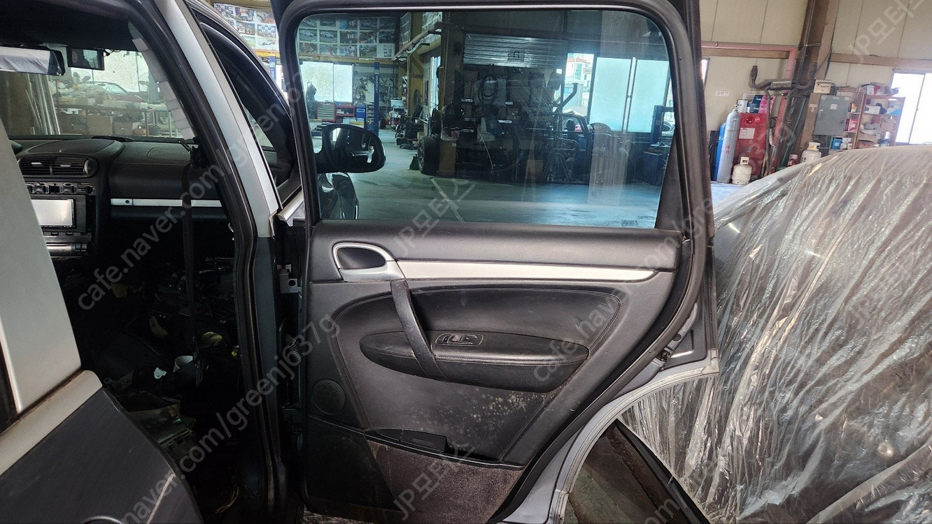 [중고] 2005년식 955 카이엔 4.5L V8 리어 왼쪽 도어 앗세이 판매합니다--1