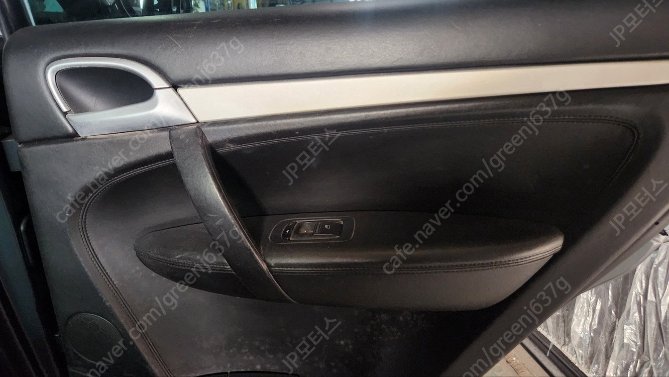 [중고] 2005년식 955 카이엔 4.5L V8 리어 왼쪽 도어 앗세이 판매합니다--2