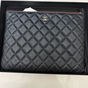 [정품]샤넬 캐비어 클러치 뉴미듐 블랙 은장 풀박스