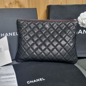 샤넬 뉴미디움 케비어 클러치