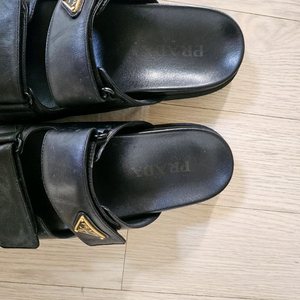 프라다 레더 슬리퍼