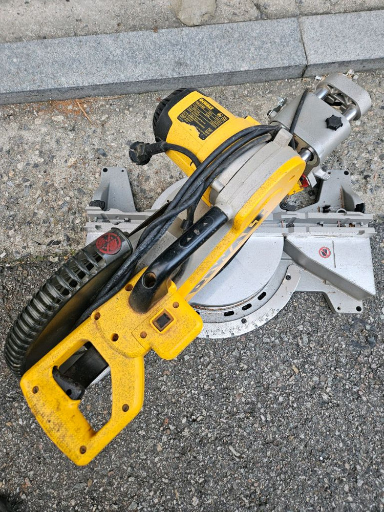 디월트 슬라이딩 각도절단기 판매합니다 이미지