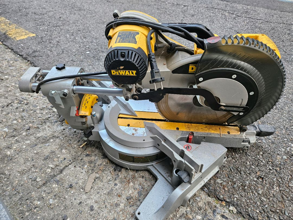 디월트 슬라이딩 각도절단기 판매합니다 이미지