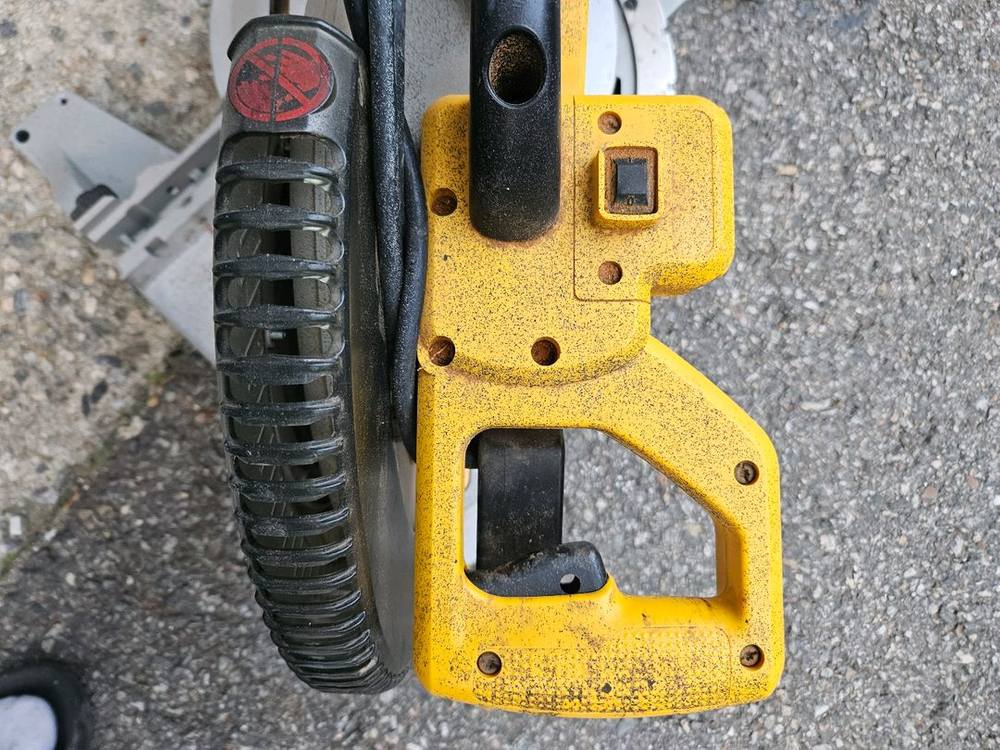 디월트 슬라이딩 각도절단기 판매합니다 이미지