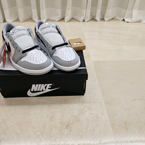 [255] 조던 1 로우 OG 울프 그레이 앤 화이트