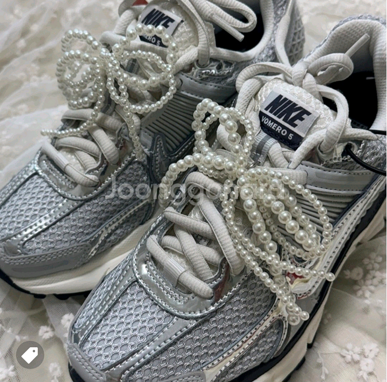 [W230 , W235] 우먼 나이키 줌 보메로 5 포톤 더스트 앤 메탈릭 실버--1