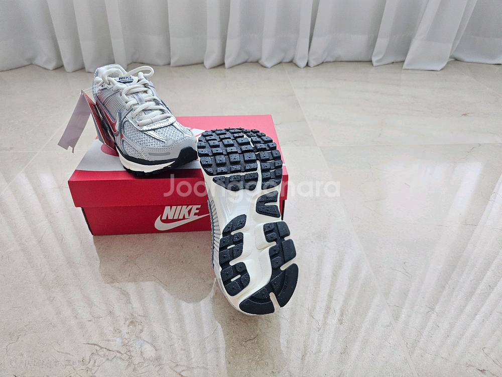 [W230 , W235] 우먼 나이키 줌 보메로 5 포톤 더스트 앤 메탈릭 실버--4