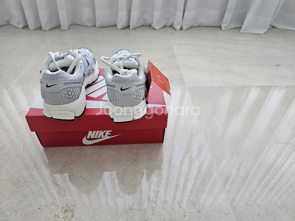 [W230 , W235] 우먼 나이키 줌 보메로 5 포톤 더스트 앤 메탈릭 실버--5