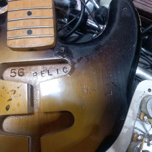 펜더 56년산 레릭 커스텀 일렉기타