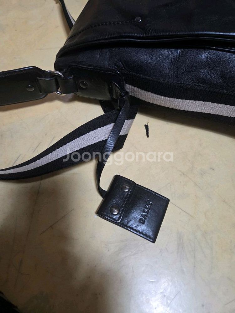 발리 정품 삼선 메신저백 레더--5