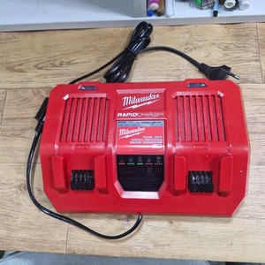 [정품]밀워키충전기M18DFC듀얼고속충전기 3배속도충전 미사용신품 이미지