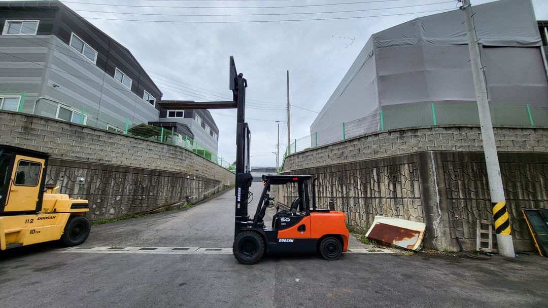 중고지게차 두산 미니5톤 3단마스트 자동발 16년식 디젤지게차 이미지