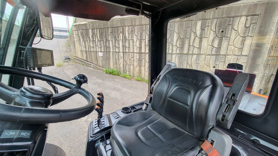 중고지게차 두산 미니5톤 3단마스트 자동발 16년식 디젤지게차 이미지